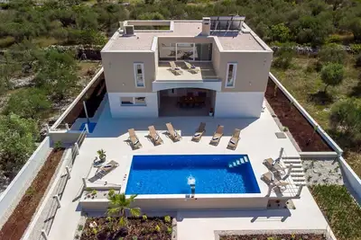 Image de Luxury villa Hileja with heated pool, 15 km from airport. 14 people capacity