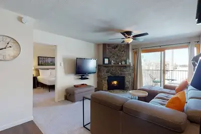 Image de Modern condo w/ ski-in/ski-out access, wonderful sunset views, & shared hot tubs