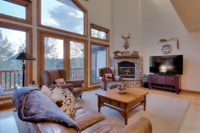 Image de Large family townhome with pool, hot tubs, tennis court, balcony, & deck
