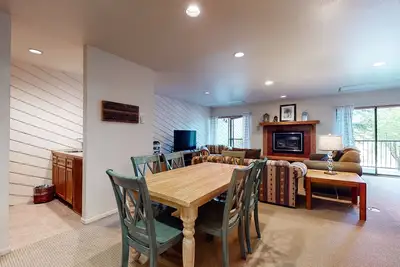 Image de Cozy, mountain condo with full kitchen & living area plus hot tubs