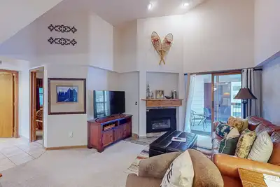 Image de Efficient condo overlooking the slopes with full kitchen & private balcony