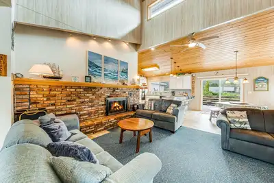 Image de Spacious family home w/ ocean view, balcony, deck, & fireplace - dogs Ok