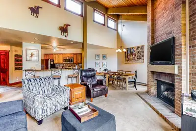 Image de Luxurious mountain condo with pool, hot tubs & patio - near Steamboat ski lifts