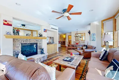 Image de Perfect Getaway with Mountain Views, Balcony, Shared Pool & Hot Tubs