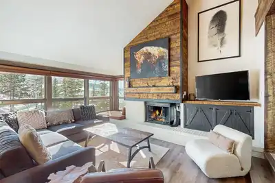 Image de Wonderfully remodeled condo w/ a mountain view, shared sundeck, & hot tubs