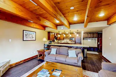 Image de Ski-In/Ski-Out Condo w/ 2 Balconies, Fireplace, Media Room & Shared Hot Tub