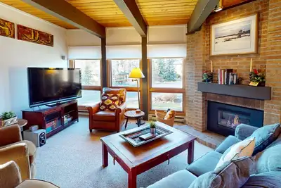 Image de Perfect corner condo steps to Steamboat Gondola with pool & hot tub