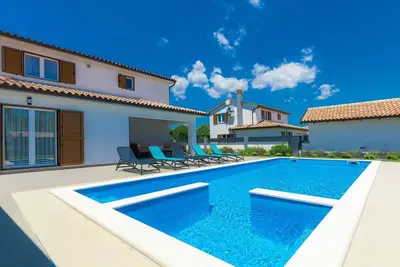 Image de Maison de vacances privée avec bain à remous, climatisation, piscine privée, Wifi, Tv, terrasse