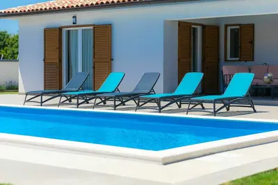 Image de Maison de vacances privée avec bain à remous, piscine privée, Wifi, climatisation, Tv, terrasse