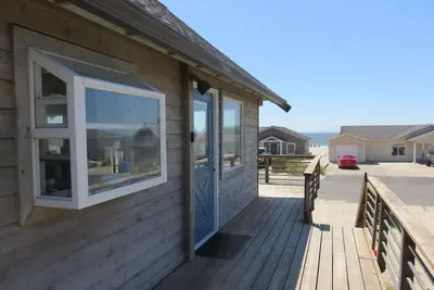 Image de 25 Steps to Beach! Bright & Stylish Beach Cottage