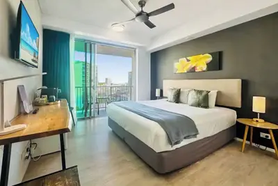 Image de '124' Top Floor Esplanade Studio~ Balcony Pool Gym WiFi
