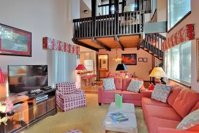 Image de Classic Sunriver Condo, A/C, 2-Level - Tennis Village 3