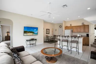 Image de Tropical and peaceful, this 5 bedroom 4 bathroom villa with private pool, spa and game room is perfect for your family vacation!