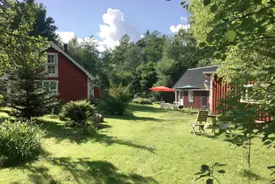 Image de Calme, la maison de la forêt idyllique dans la belle nature près de la ville