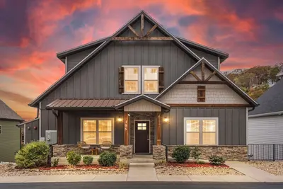 LakeViews, Community Pools, HotTub, Pet Friendly!