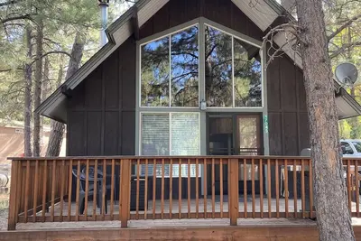 Image de Cute cabin on quiet lot with lots of pines Dog Friendly
