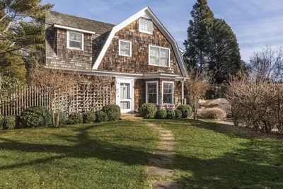 Image de South of Highway charming home walk to town or beach