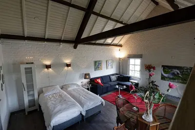 Image de Space for rent with private entrance, living space and bathroom.