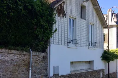 Image de Independent country house with garden between fields and forest, near Paris.