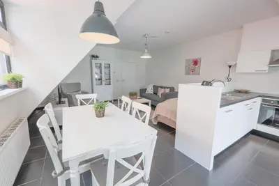 Image de Découvrez le village animé à l'avant de l'appartement et une jolie terrasse ensoleillée à l'arrière!