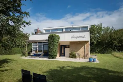Image de Villa de vacances particulièrement belle qui, en raison de sa position élevée, offre une vue magnifique de la maison sur la réserve naturelle \"De Westduinen\".