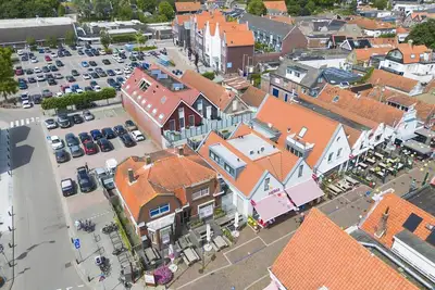 Image de Vacances au coeur d'Ouddorp. Le quartier animé du village avec une belle terrasse privée ensoleillée sur le toit!