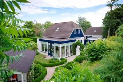 Image de Detached house in Noordzeepark with fenced garden, conservatory and two parking spaces.