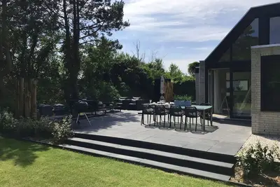 Image de Ce bungalow entièrement rénové et joliment meublé (non-fumeur) se trouve à distance de marche (1, 5 km) de la plage d'Ouddorp.