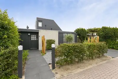 Image de Ce bungalow joliment meublé et situé au calme est situé dans le parc de vacances primé De Klepperstee, juste derrière les dunes d'Ouddorp.