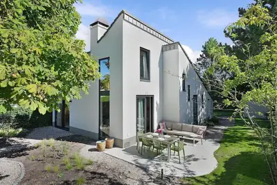 Image de Doggersbank 38 is a luxurious and stylish holiday home with an elegant interior, spacious garden, and cozy wood stove for ultimate comfort by the sea.