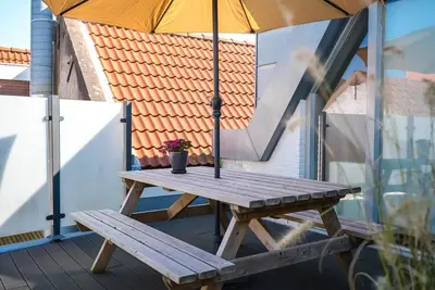 Image de Souhaitez-vous passer des vacances à la plage, mais toujours au milieu du village, alors cet appartement est un bon choix.