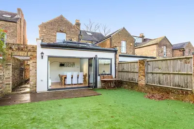 Image de Pass the Keys | Charming Victorian House w\/Parking + River Walks