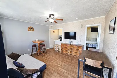 Image de 2 min walk to the beach. Pet friendly condo