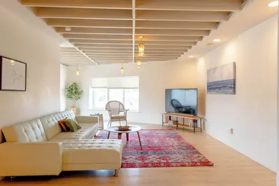 Image de Spacious modern loft with a city view.
