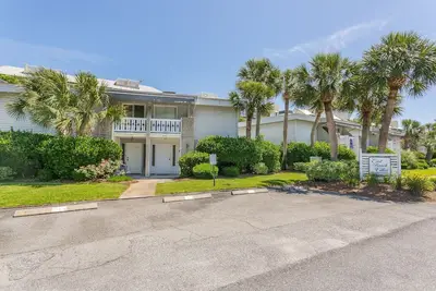 Image de Walk to the Beach from this economically priced townhouse!