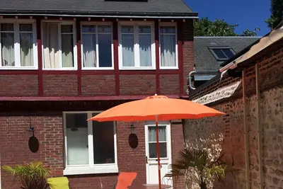 Image de maison indépendante dans propriété, centre ville avec terrasse, vue sur jardin