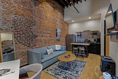 Image de Xchng Unit D. Studio Apartment in Heart of Downtown, Xchng Studio