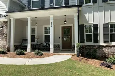Image de A Home Away From Home Masters Rental!