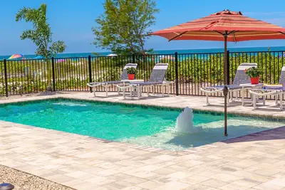 Image de 2 Private Beach Homes  Remodeled W/ Heated Pool