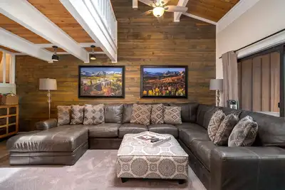Image de Mountain-Inspired Comfort at Herbage – Spacious 2br + Loft Retreat!