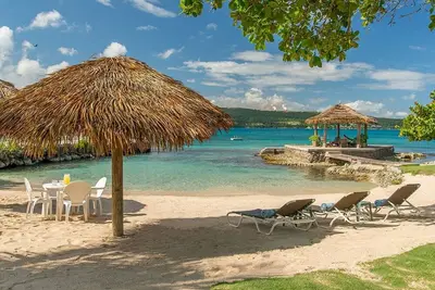 Luxury 3 Bed Beach Villa in Discovery Bay - Fully Staffed
