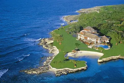 Image de Fully Staffed Luxurious 9 Bedroom Beachfront Villa in Discovery Bay.