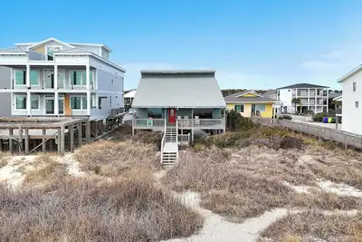 Image de Dreamsicle: Oceanfront beach house with hardwood floors and plenty of parking