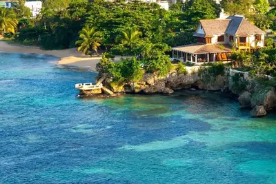 Luxury 6 Bed Beach Villa in Runaway Bay