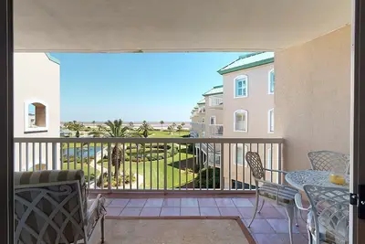 Image de Beautifully decorated Oceanfront condominium!