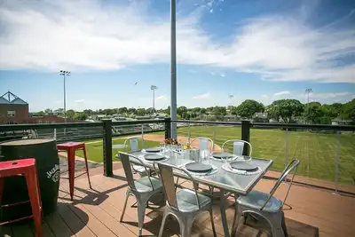 Image de Three Floors of Unique Beautiful, and Legal Apartments in Downtown Newport!