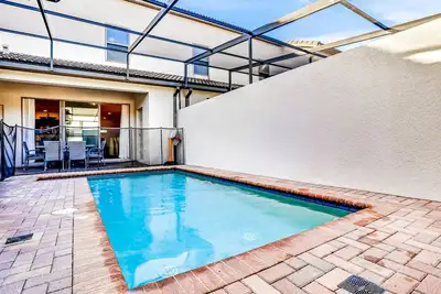 Image de Updated & colorful home w/ a modern kitchen, furnished lanai, & private pool