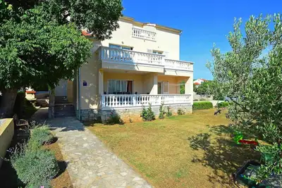 Image de Joli appartement pour 5 personnes avec climatisation, Wifi, Tv, terrasse et parking