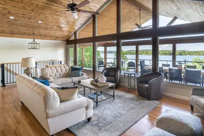 Image de Water Front Lake House On Waters Edge With Extra Large Hot tub & Outdoor Space.