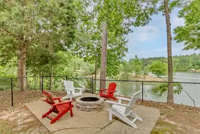 Image de Chic Lakeside Hideaway - Luxury Family Retreat